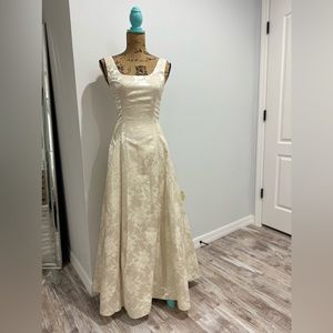 Beautiful Scott McClintock Gown Size 6 but fits like a 4